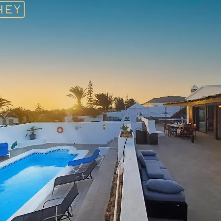 Magica 7 Minutes Walk To Center With Pool And A/c Vila